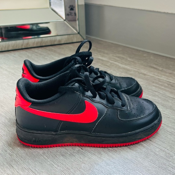 Nike Air‎ Force 1 Black and Red - Picture 1 of 4